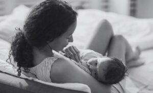 Mãe amamentando bebê