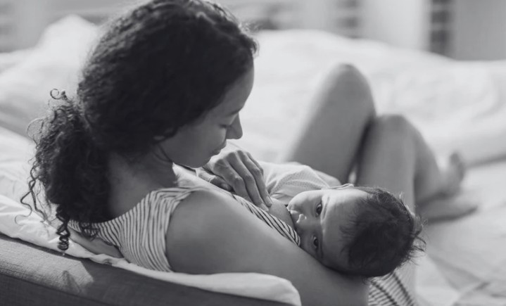 Mãe amamentando bebê