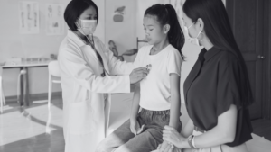 Jovem em consulta com médica