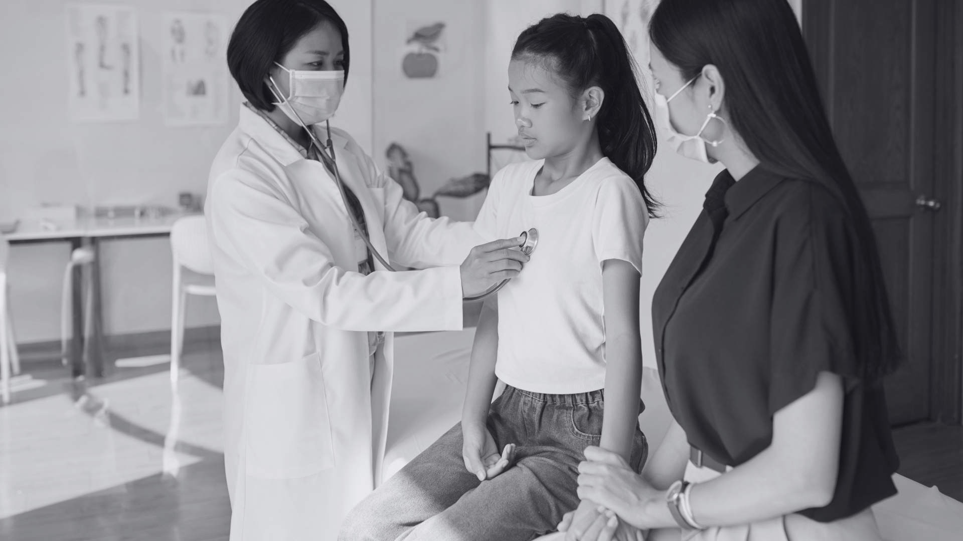 Jovem em consulta com médica