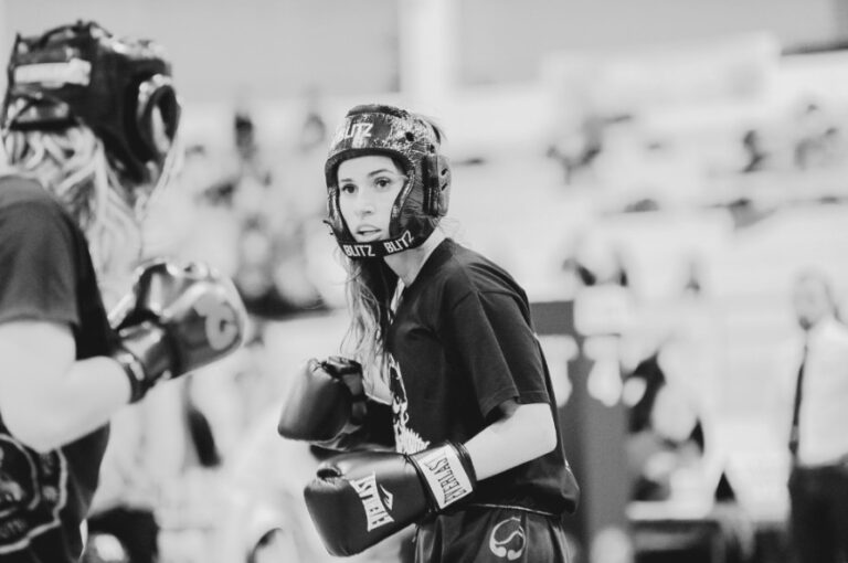 Foto de lutadora de boxe ilustrando postagem sobre vantagem masculina no esporte