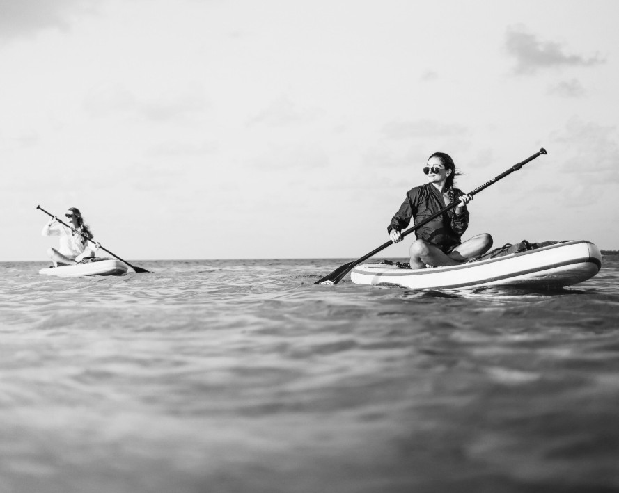 Foto de mulheres em caiaques, ilustrando a importante de categorias exclusivas nos esportes femininos