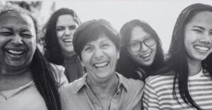 Foto de mulheres sorrindo, representando as associadas da MATRIA