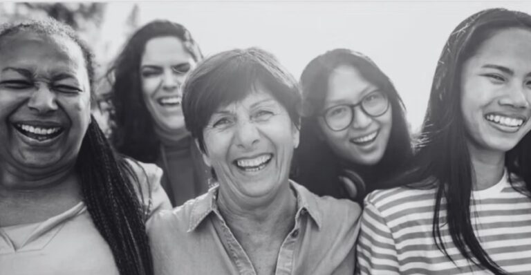 Foto de mulheres sorrindo, representando as associadas da MATRIA