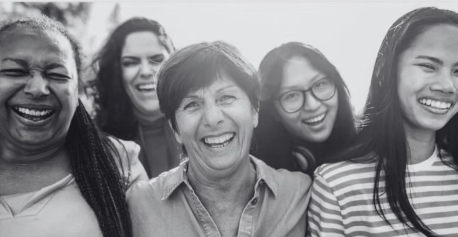 Foto de mulheres sorrindo, representando as associadas da MATRIA