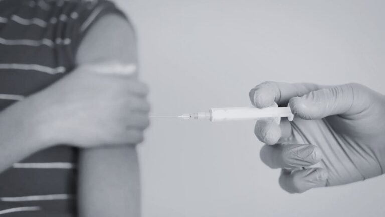 Foto de criança prestes a tomar injeção ilustrando tratamento de transição de gênero