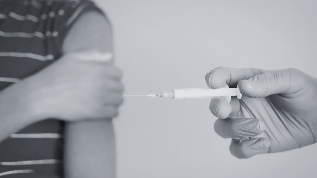 Foto de criança prestes a tomar injeção ilustrando tratamento de transição de gênero