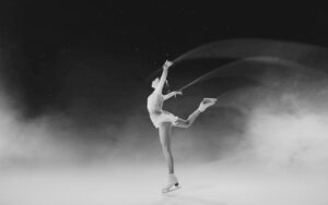 Patinação artística feminina em competição de inverno