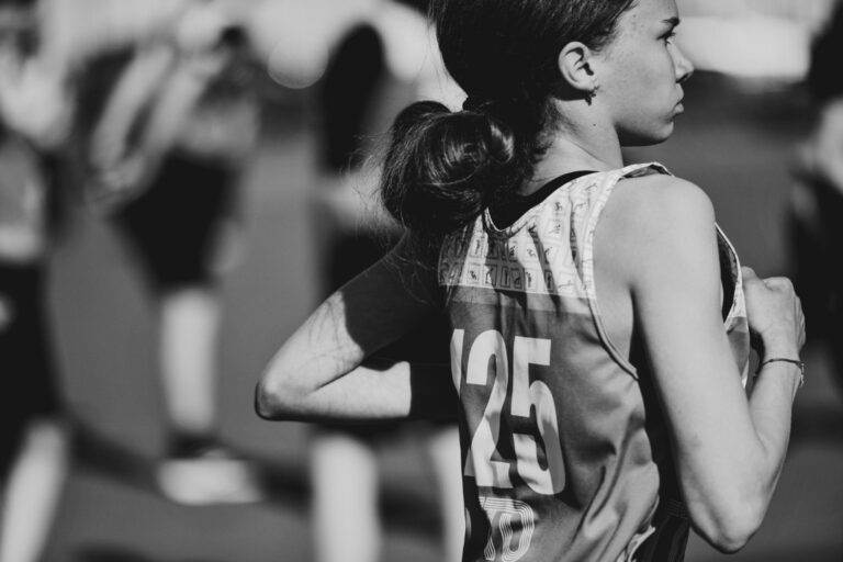 Foto de menina em competição de atletismo ilustrando defesa da MATRIA dos esportes femininos