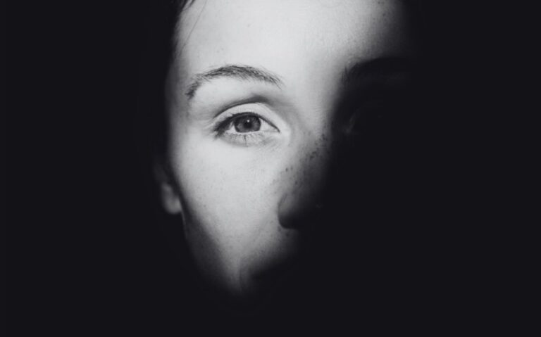 Rosto de mulher nas sombras ilustrando postagem sobre relatório da ONU a respeito de prostituição como violência contra mulheres