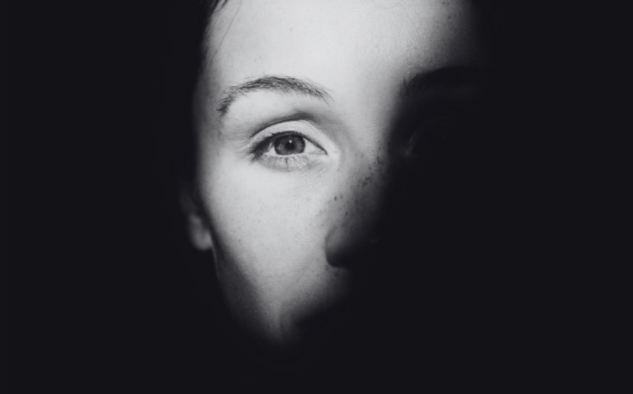 Rosto de mulher nas sombras ilustrando postagem sobre relatório da ONU a respeito de prostituição como violência contra mulheres