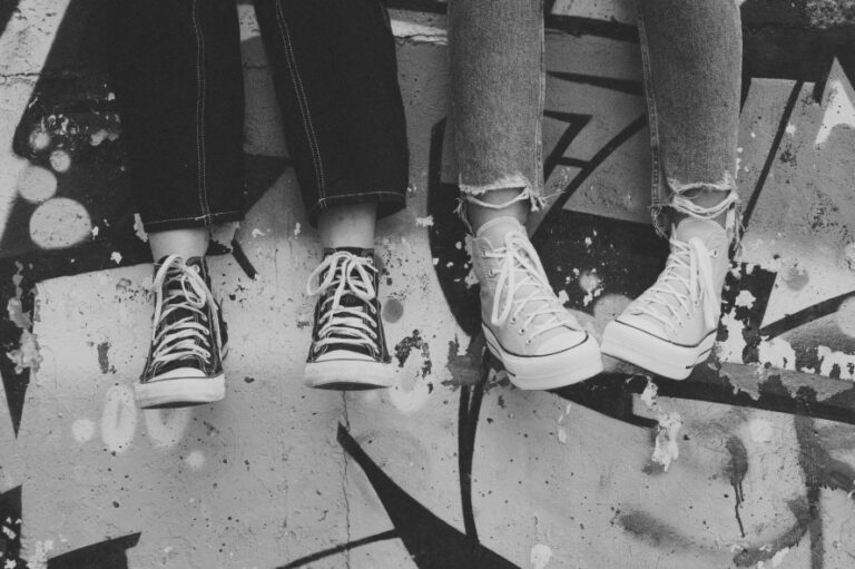 Foto de pés de adolescentes, ilustrando post da MATRIA sobre proteção à puberdade