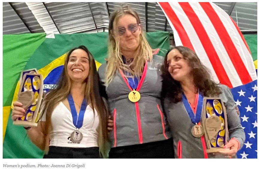Foto de pódio em competição de parapente na qual Marcella Uchoa perdeu o ouro para atleta trans
