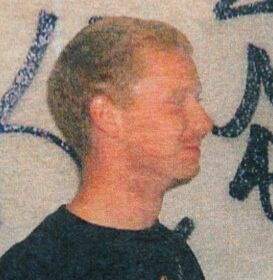 Foto do criminoso australiano Clinton Rintoull que abusou de mulher em prisão feminina