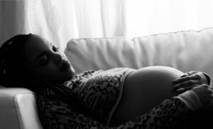 foto Mulher grávida barriga de alguem relatório ONU Reem Alsalem MATRIA