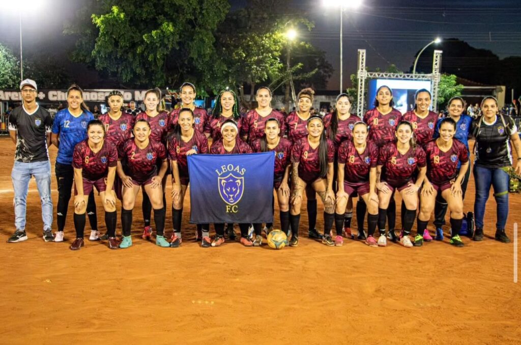 Equipe de futebol feminino Leoas MATRIA C.G. antes de partida em Campo Grande
