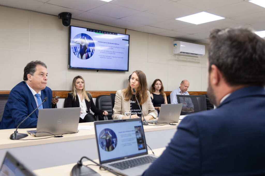 Foto de Celina Lazzari, diretora da MATRIA, na Comissão de Esportes e Lazer da ALESC defendendo categorias femininas