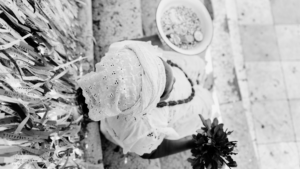 Mulher negra em cerimônia de religião de matriz africana ilustrando post do Grupo de Trabalho Mulheres de Axé da MATRIA