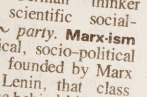 Trecho de livro sobre marxismo para ilustrar post da MATRIA sobre crítica do PCB Campinas ao feminismo radical