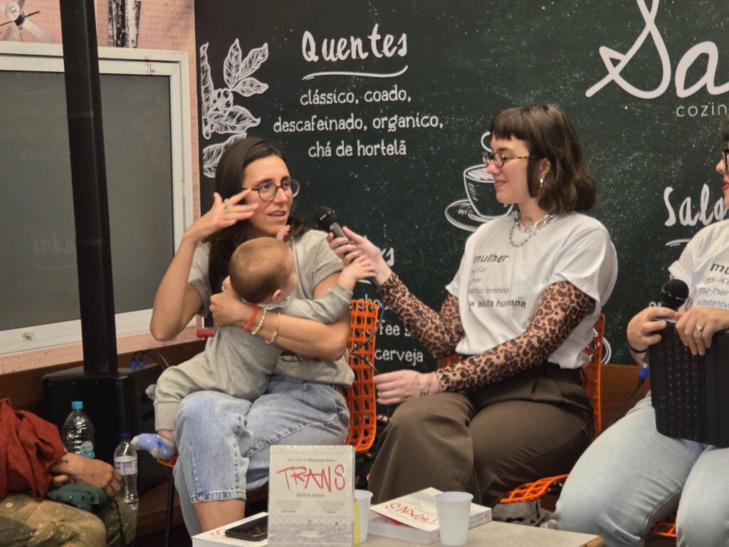 Mariana Waechter e Isabella Cêpa no evento de lançamento do livro 