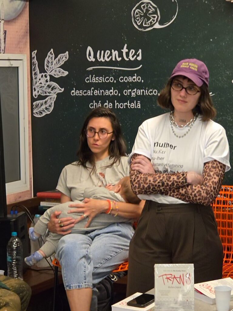 Mariana Waechter e Isabella Cêpa no evento de lançamento do livro 