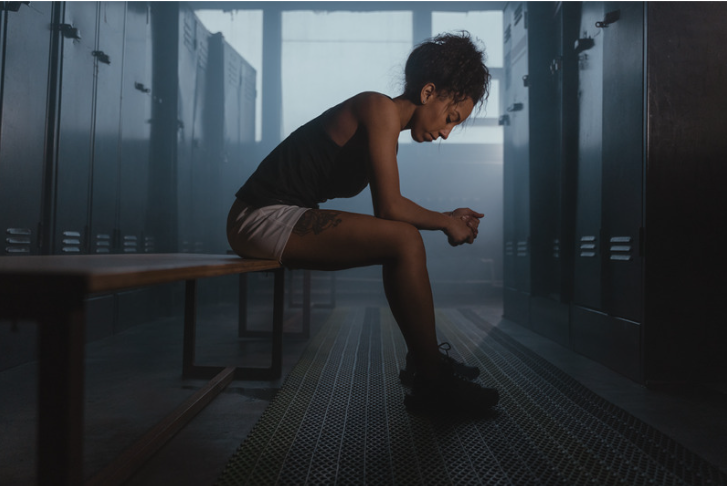 Mulher em vestiário feminino de academia só para mulheres